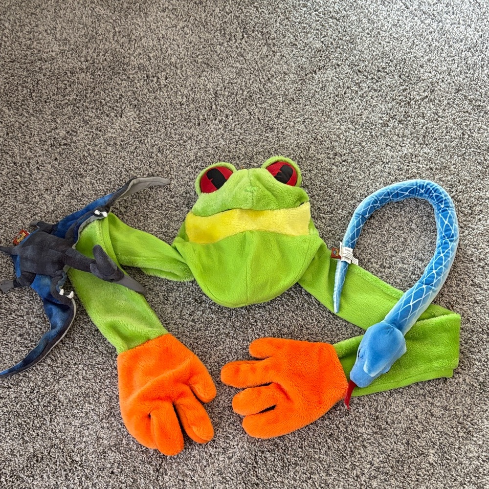 Rainforest Cafe hat with mittens Animal Planet snake & bird